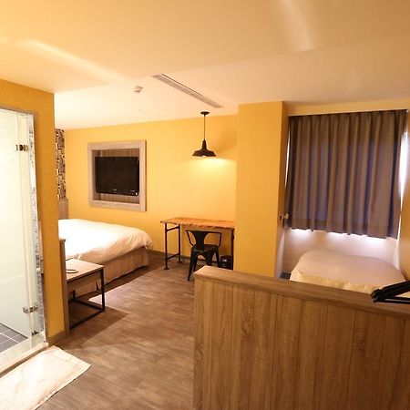 Central Hotel Таоуан Екстериор снимка