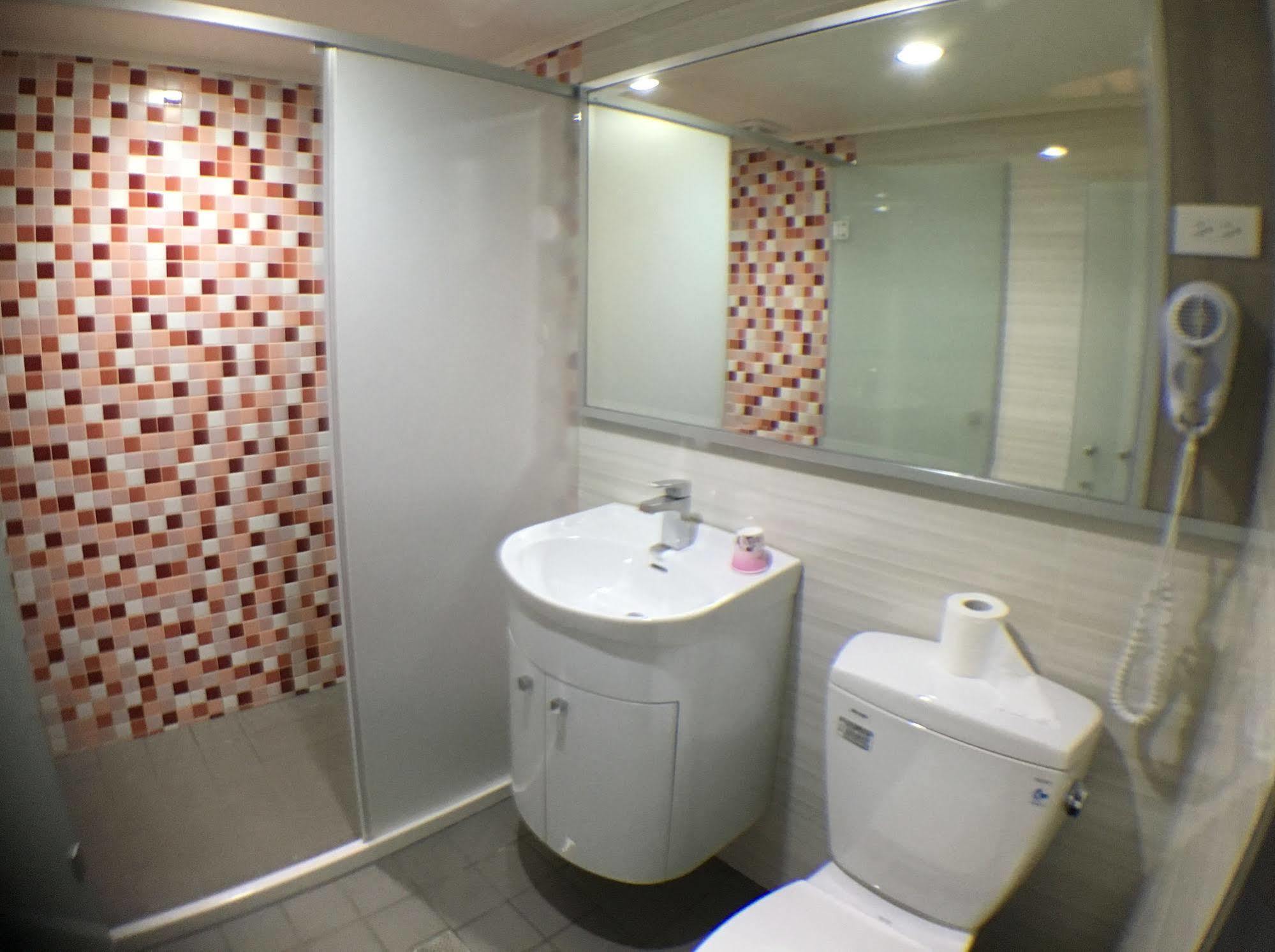 Central Hotel Таоуан Екстериор снимка